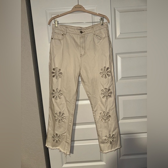 Glamorous Beige Jeans With Flower Cutouts. Size 34 - Picture 5 of 9